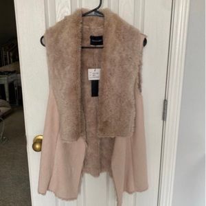 New with tags. Dolce Cabo blush fur vest. Size small. Perfect condition.